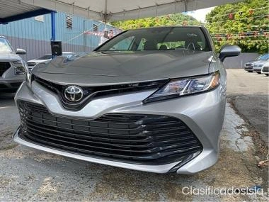 Toyota Camry LE 2020; Importado com 900 millas.