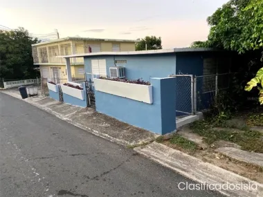 This 3bedroom 1bathroom beach house