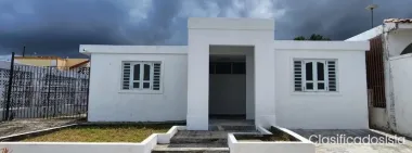 Casa familiar de 3 habitaciones y 2 baños.