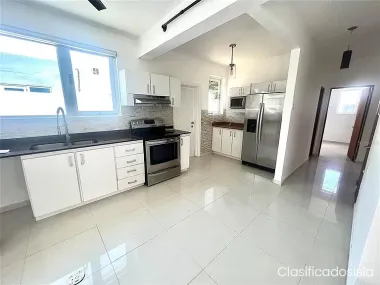 La casa tiene 4 dormitorios y 2 baños y es muy cómoda para