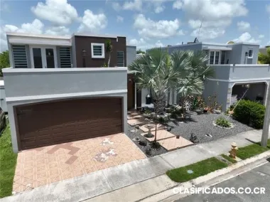 esta hermosa propiedad de dos niveles