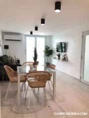 Apartamento remodelado de un dormitorio amueblado.