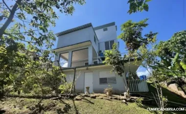 Se alquila hermosa casa familiar.