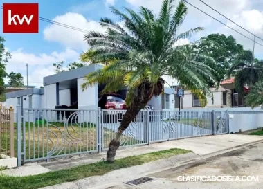 Casa en Urb Estancias De Santa Rosa