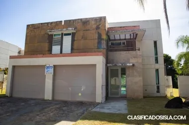 Urb. Los Miraderos Court