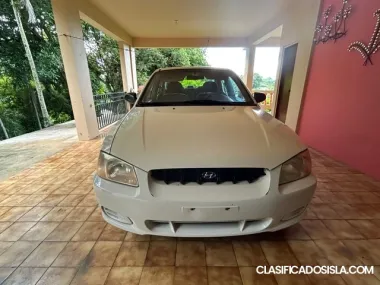 Se vende Hyundai Accent 2001.