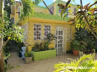 Amplia casa de dos pisos, convertible en dos unidades.