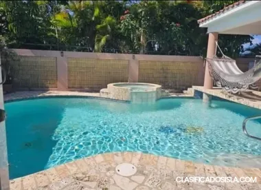 Estudio amueblado con agua y luz.