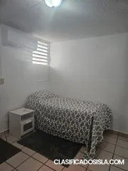 Estudio amueblado con agua y luz.