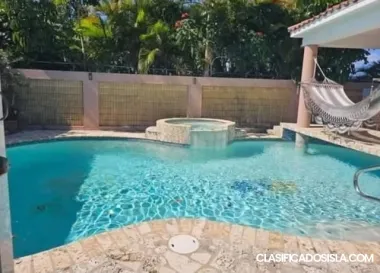 Estudio amueblado con agua y luz.