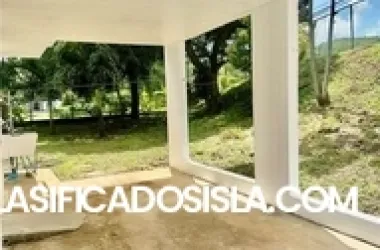 Cómoda residencia esquinera con amplio lote de 695 metros c