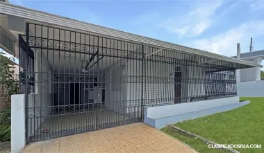 AMPLIA Y BONITA CASA CON PATIO EN ALQUILER