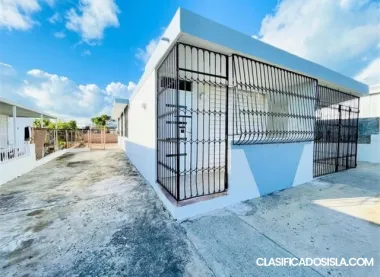 Casa única con un patio espacioso.