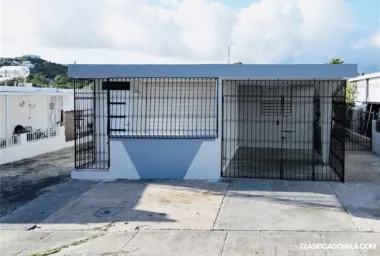 Casa única con un patio espacioso.