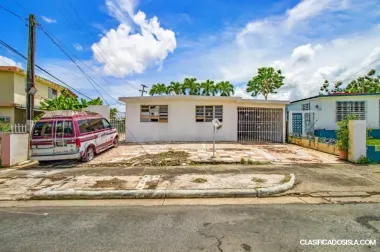 La casa está disponible en Caguas.